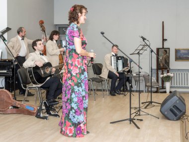 Moskova, Rusya - Ekim, 2018 yaklaşık: Saratov dan performans Retro Caz Orkestrası. Sanatçıların konser saati. Mimar, iç Merkezi ev.