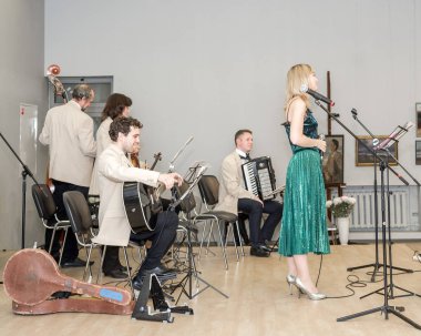 Moskova, Rusya - Ekim, 2018 yaklaşık: Saratov dan performans Retro Caz Orkestrası. Sanatçıların konser saati. Mimar, iç Merkezi ev.