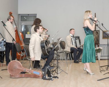 Moskova, Rusya - Ekim, 2018 yaklaşık: Saratov dan performans Retro Caz Orkestrası. Sanatçıların konser saati. Mimar, iç Merkezi ev.