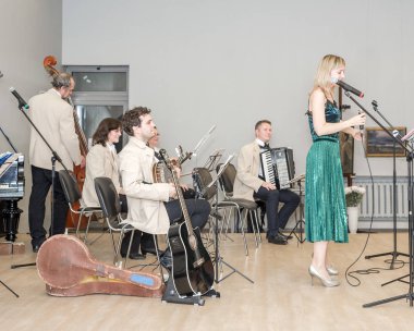 Moskova, Rusya - Ekim, 2018 yaklaşık: Saratov dan performans Retro Caz Orkestrası. Sanatçıların konser saati. Mimar, iç Merkezi ev.