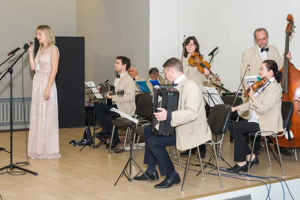 Moskova, Rusya - Ekim, 2018 yaklaşık: Saratov dan performans Retro Caz Orkestrası. Sanatçıların konser saati. Mimar, iç Merkezi ev.