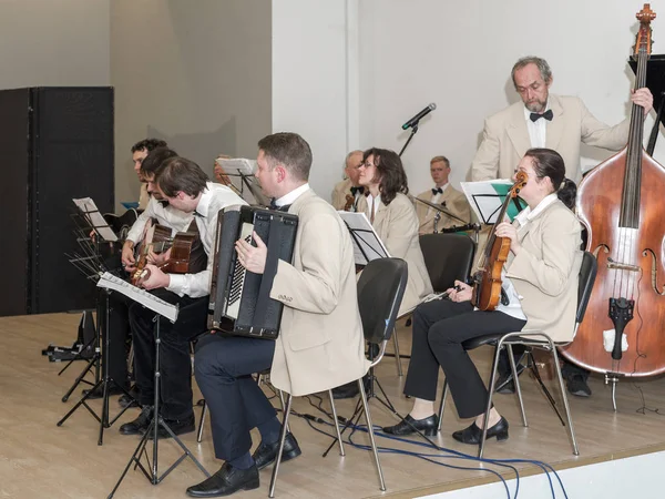 Moskova, Rusya - Ekim, 2018 yaklaşık: Saratov dan performans Retro Caz Orkestrası. Sanatçıların konser saati. Mimar, iç Merkezi ev.