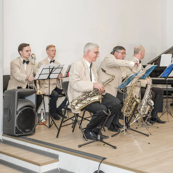 Moskova, Rusya - Ekim, 2018 yaklaşık: Saratov dan performans Retro Caz Orkestrası. Sanatçıların konser saati. Mimar, iç Merkezi ev.
