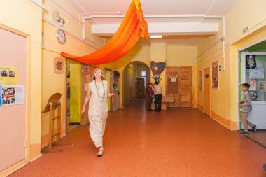 Moskova, Rusya - Kasım, 2018 yaklaşık: Mutlu yeni yıl Noel okul tatili. Katılımcılar ve konuklar okulu iç. Stremyanny lane, 33/35 evi.