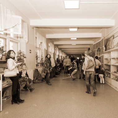 Moskova, Rusya - Kasım, 2018 yaklaşık: Mutlu yeni yıl Noel okul tatili. Katılımcılar ve konuklar okulu iç. Stremyanny lane, 33/35 evi.