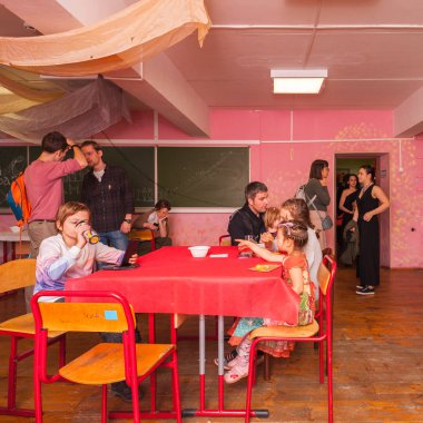 Moskova, Rusya - Kasım, 2018 yaklaşık: Mutlu yeni yıl Noel okul tatili. Katılımcılar ve konuklar okulu iç. Stremyanny lane, 33/35 evi.