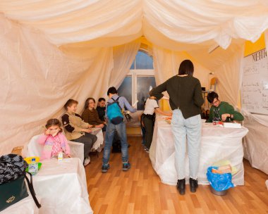 Moskova, Rusya - Kasım, 2018 yaklaşık: Mutlu yeni yıl Noel okul tatili. Katılımcılar ve konuklar okulu iç. Stremyanny lane, 33/35 evi.