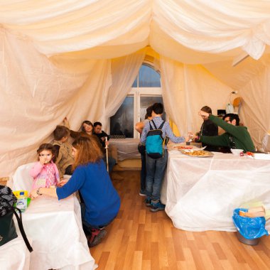 Moskova, Rusya - Kasım, 2018 yaklaşık: Mutlu yeni yıl Noel okul tatili. Katılımcılar ve konuklar okulu iç. Stremyanny lane, 33/35 evi.