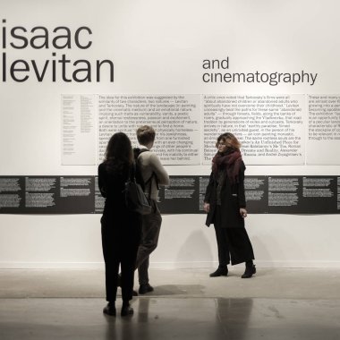 Moskova, Rusya - Eylül, 2018 yaklaşık: Isaac Levitan tarafından resimlerinin sergisi. Yahudi Müzesi sergi ziyaretçi. Obraztsova street, evi 11, 1a, iç yapı.