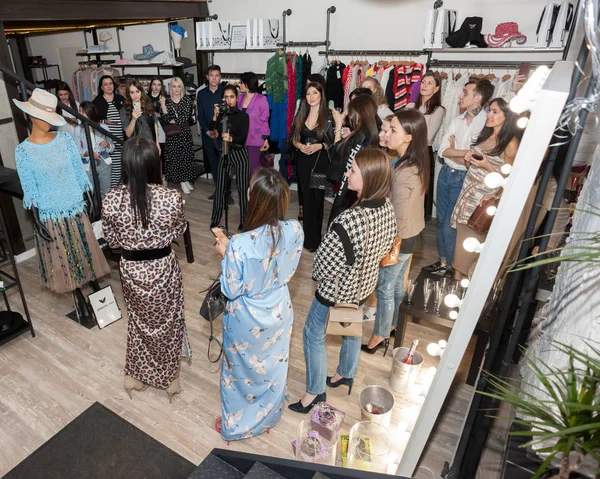 Щаслива партія моди в Altg виставковий зал — стокове фото