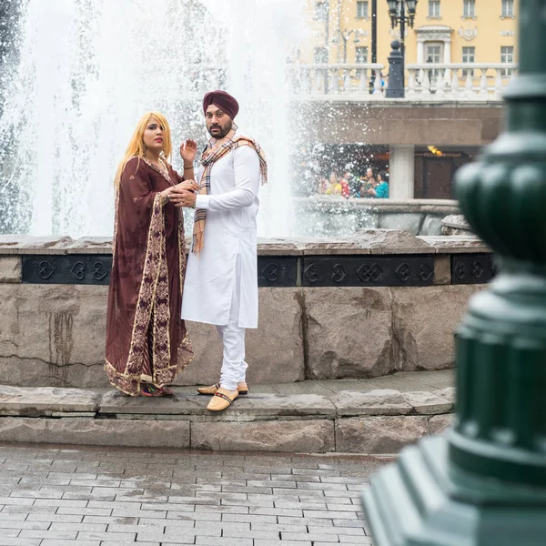 Şehir merkezinde geleneksel kıyafetlerle yürümek