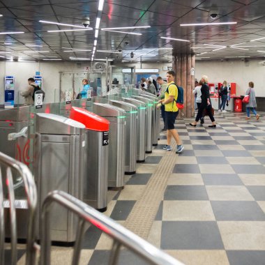 Metrodaki insanlar