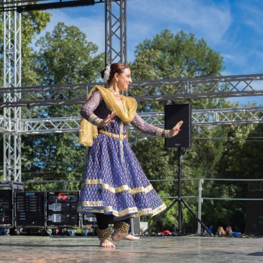 Hint dansı, performansı