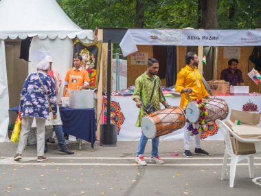 Hindistan Günü, davulcular