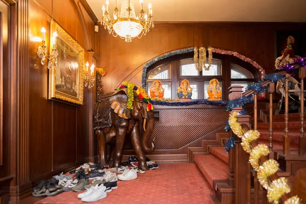 MOSCOW, RUSSIA - CIRCA AUGust, 2020: Rybny Lane 'deki İmparatorluk Terzi Ortaklığı Ofisi Ganesh Utsav bayramına dekore edilmiştir.