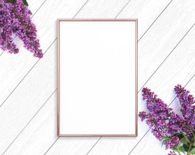 Ahşap boyalı beyaz arka plan üzerinde Gül altın çerçeve mockup. 2x3