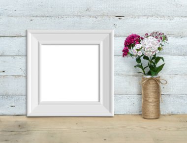 Tatlı bir buket yakınında Kare Vintage Beyaz Ahşap Çerçeve mockup