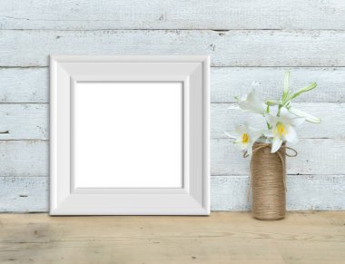 Lilie bir buket yakınında Kare Vintage Beyaz Ahşap Çerçeve mockup
