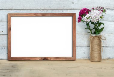 Tatlı olacak bir buket yanında Dikey A4 Eski Ahşap Çerçeve mockup