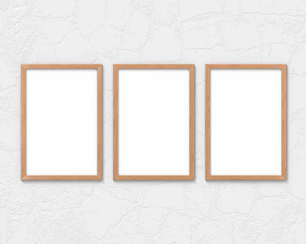 Набір з трьох вертикальних дерев'яних рамок макет з висячою на стіні рамкою. Порожня основа для зображення або тексту. 3D візуалізація . — стокове фото