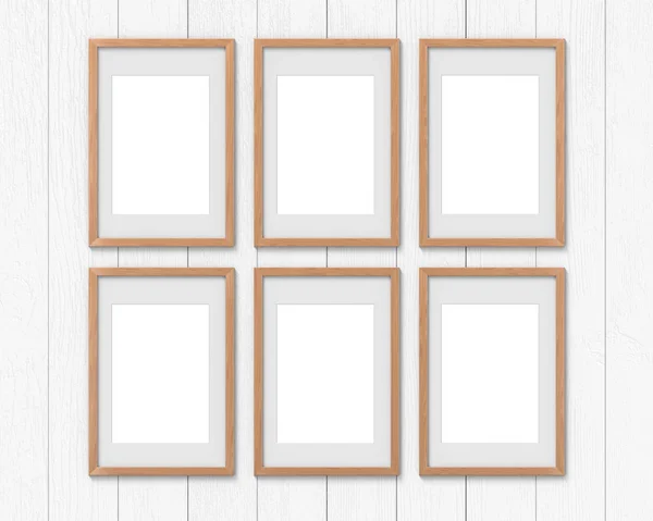 Conjunto de 6 marcos verticales de madera maqueta con un borde colgando en la pared. Base vacía para imagen o texto. Renderizado 3D . —  Fotos de Stock