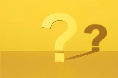 Sarı arka planda soru işareti var. 3d oluşturma.