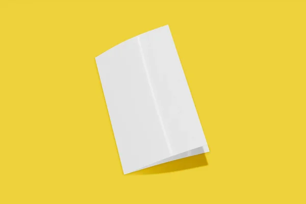 Folleto vertical burlón, folleto, invitación aislada sobre un fondo amarillo con cubierta suave y sombra realista. Renderizado 3D . —  Fotos de Stock