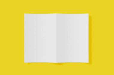 Mockup dikey kitapçık, broşür, davet yumuşak kapak ve gerçekçi gölge ile sarı bir arka plan üzerinde izole. 3d render.