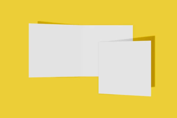 Δύο μοντέλα τετράγωνο φυλλάδιο, φυλλάδιο, πρόσκληση απομονωμένη σε ένα κίτρινο φόντο με σκληρό κάλυμμα και ρεαλιστική σκιά. απόδοση 3D. — Φωτογραφία Αρχείου