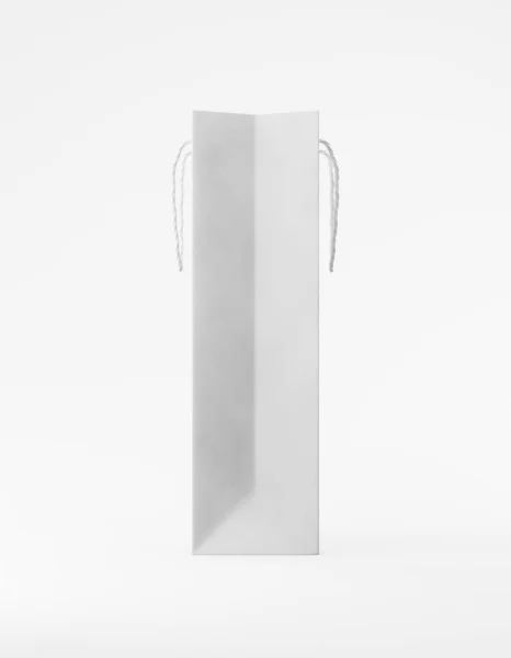 Эко-упаковка макетный пакет из бумаги со стороной ручки. Высокий узкий белый шаблон на белом фоне рекламной рекламы. 3D рендеринг — стоковое фото