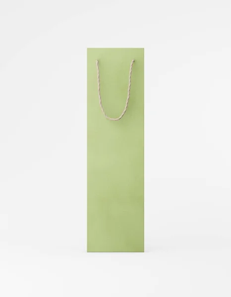 Eco embalaje mockup bolsa de papel kraft con asa frontal. Plantilla verde estrecho alto sobre fondo blanco publicidad promocional. Renderizado 3D —  Fotos de Stock