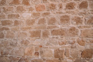 Düzensiz şekilli bloklardan yapılmış kumtaşı duvar. Yatay görünüm.