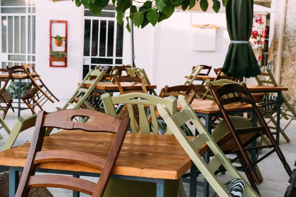 Chipre, Paphos Julio 2020. Sillas recogidas en una terraza de bar cerrada durante el tiempo del coronavirus . — Foto de Stock