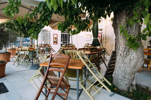 키프로스 , Paphos 2020 년 7 월. 코로나 바이러스 시대에 폐쇄 된 술집 테라스에서 수집 된 의자들. — 스톡 사진
