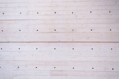 Simetrik delikli beyaz işlenmiş kumtaşı duvar. Yatay görüş. Uzayı kopyala Açık renkli arkaplan.