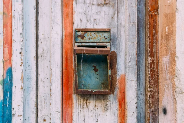 Vieille boîte aux lettres rouillée sur porte en bois couleur fermer. Peindre la porte. Boîte aux lettres rouillée vintage ou concept de boîte aux lettres. — Photo
