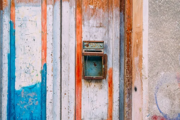 Vieille boîte aux lettres rouillée sur porte en bois couleur. Peindre la porte. Boîte aux lettres rouillée vintage ou concept de boîte aux lettres. Espace de copie. — Photo