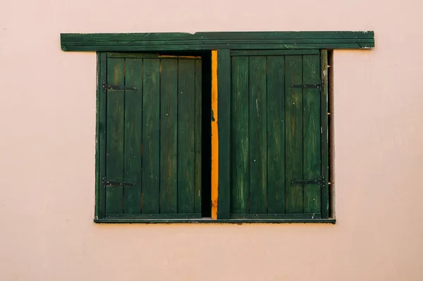 Volets fermés en bois vert sur mur rose. Photo horizontale de haute qualité. Espace de copie. — Photo