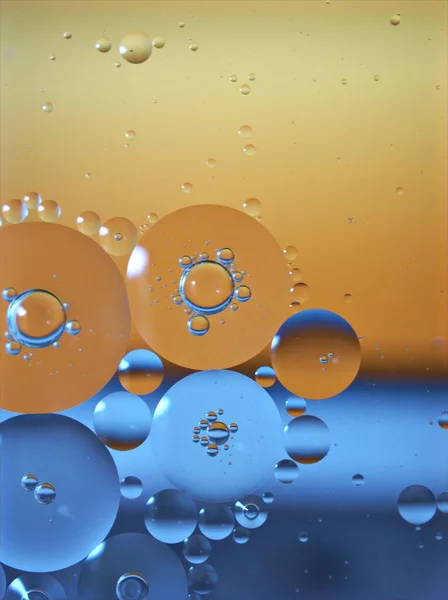 Красиві Абстрактні Бульбашки Олії Воді Жовтому Золотому Фоні Макрозображення Блискучі — стокове фото