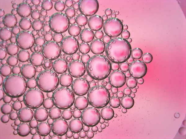 Piękne Abstrakcyjne Bąbelki Olej Wodzie Różowym Tle Obraz Makro Słodki — Zdjęcie stockowe