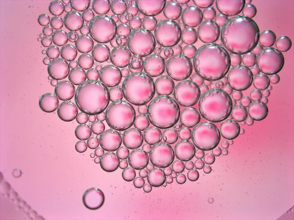 Piękne Abstrakcyjne Bąbelki Olej Wodzie Różowym Tle Obraz Makro Słodki — Zdjęcie stockowe