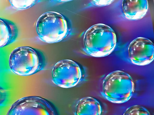 Nahaufnahme Wassertröpfchen Auf Buntem Und Glänzend Dunkelblauem Hintergrund Makrobild Zystalltropfen — Stockfoto