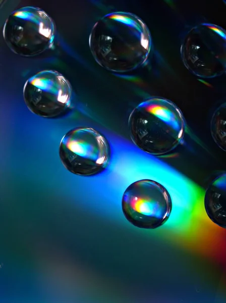 Nahaufnahme Wassertröpfchen Auf Buntem Und Glänzend Dunkelblauem Hintergrund Makrobild Zystalltropfen — Stockfoto