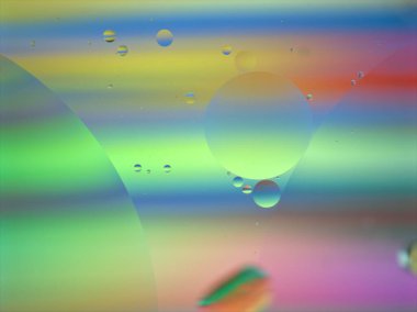 Gökkuşağı arka planında güzel renkli baloncuk yağları, tatlı mavi yeşil renk, makro görüntü, duvar kağıdı, bulanık su damlacıkları, parlak duvar kağıdı. 