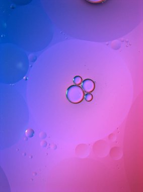 Mor ışıklı baloncuklar, makro görüntü, tatlı menekşe rengi, kart tasarımı için pastel su damlacıkları, soyut duvar kağıdı.