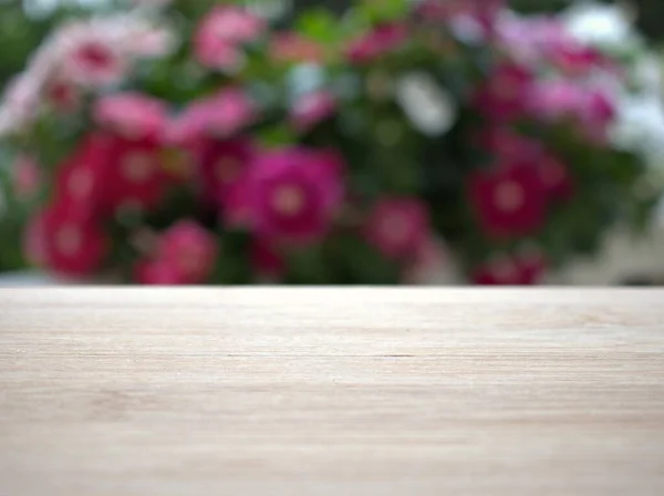 Κενό Ξύλινο Τραπέζι Λουλούδια Κήπο Θολή Φόντο Προϊόν Οθόνη Κενό — Φωτογραφία Αρχείου