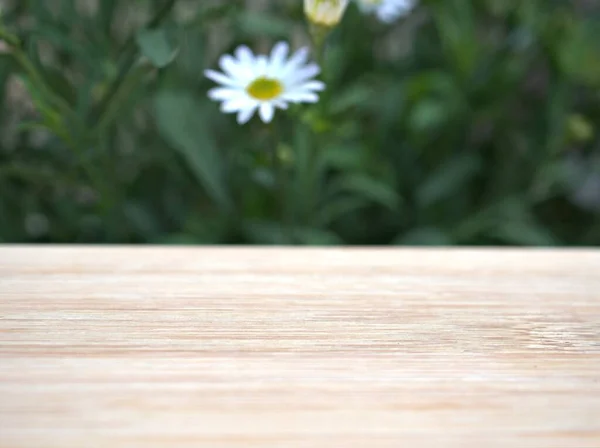 Leere Holztisch Mit Blumen Garten Verschwommenen Hintergrund Anzeigeprodukt Leerer Tisch — Stockfoto