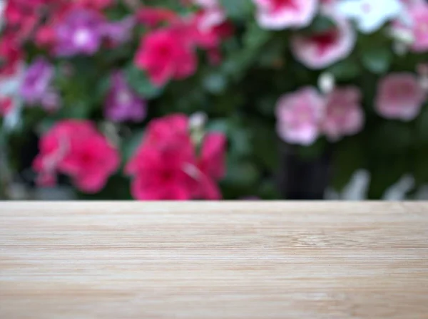 Κενό Ξύλινο Τραπέζι Λουλούδια Κήπο Θολή Φόντο Προϊόν Οθόνη Κενό — Φωτογραφία Αρχείου