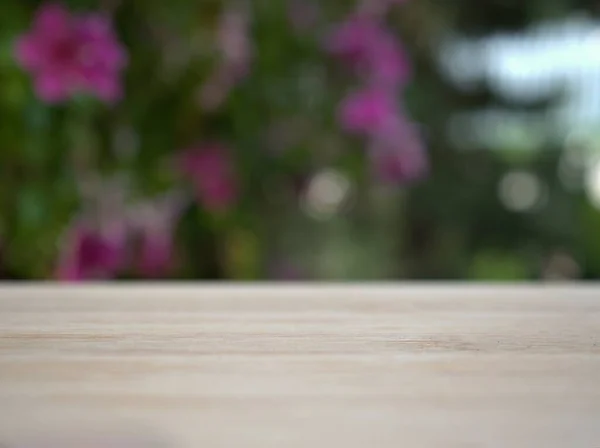 Κενό Ξύλινο Τραπέζι Κορυφή Στο Πράσινο Κήπο Θολή Φόντο Πράσινο — Φωτογραφία Αρχείου