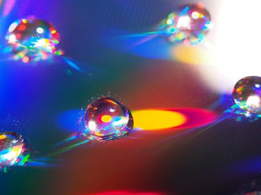 Mavi arkaplanda parlak su damlacıkları, yanmış damlalar, makro resim, soyut arkaplan